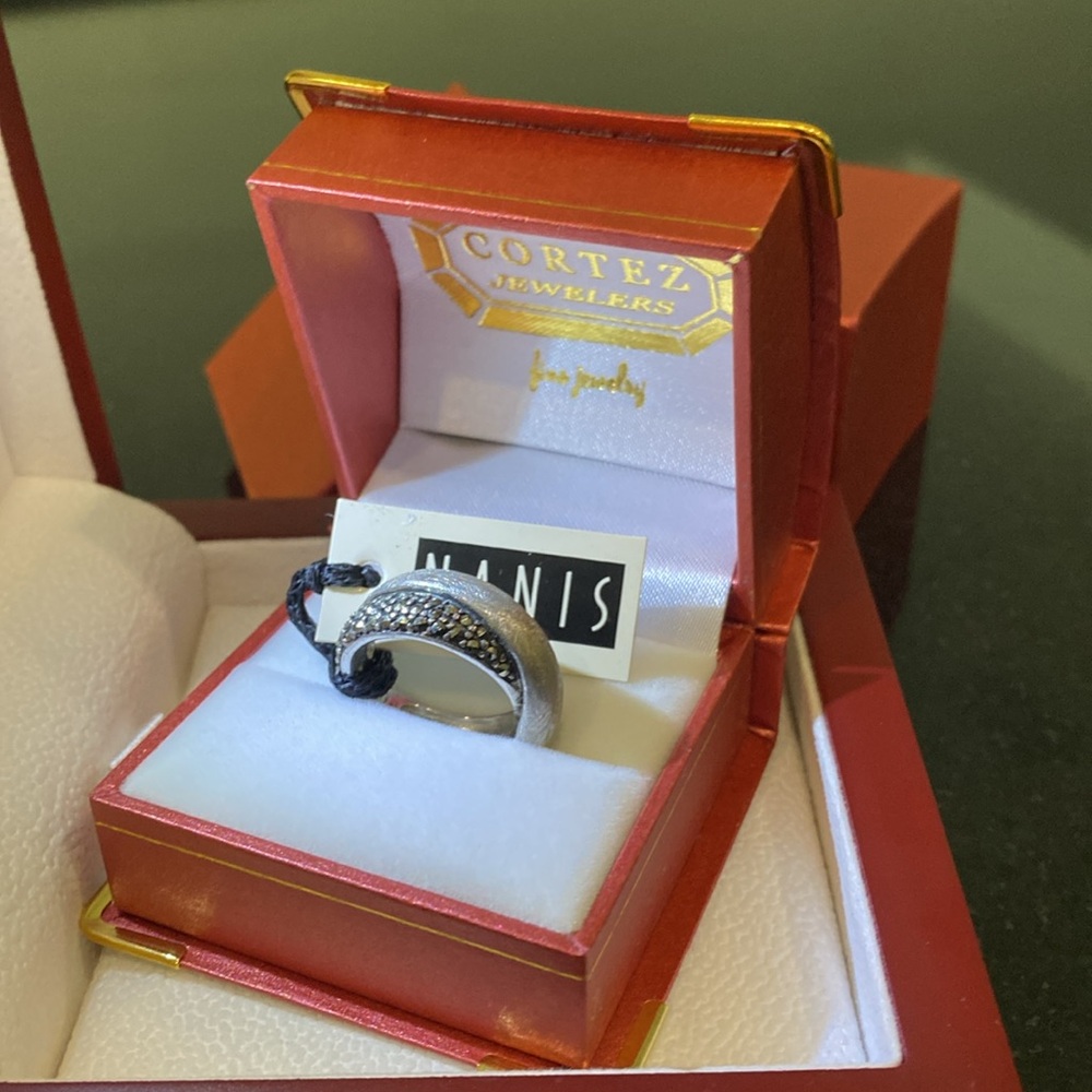 NWT NANIS Jewelers Brushed Sterling Silver and gemstone Cross Over Ring |Size 7